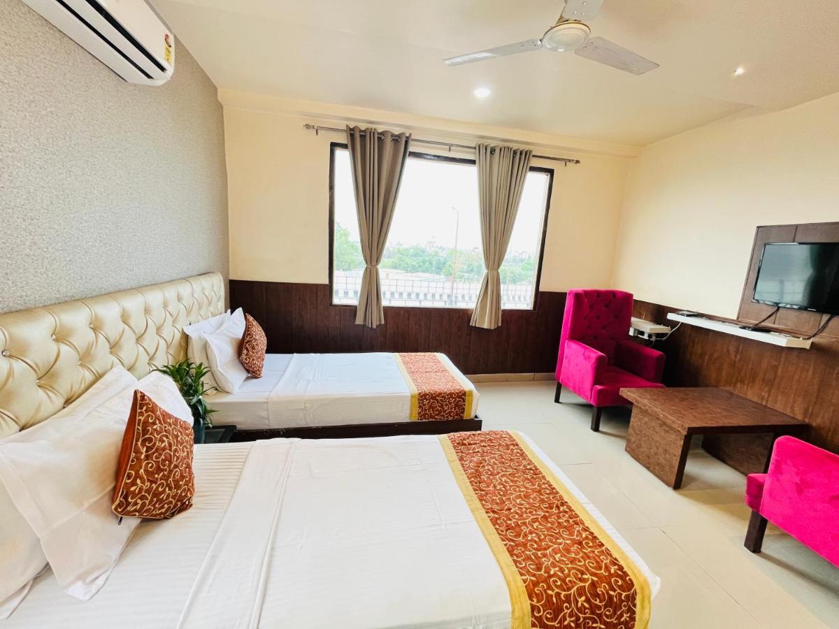 Hotel The Leaf - Gomti Nagar Lucknow Exterior foto