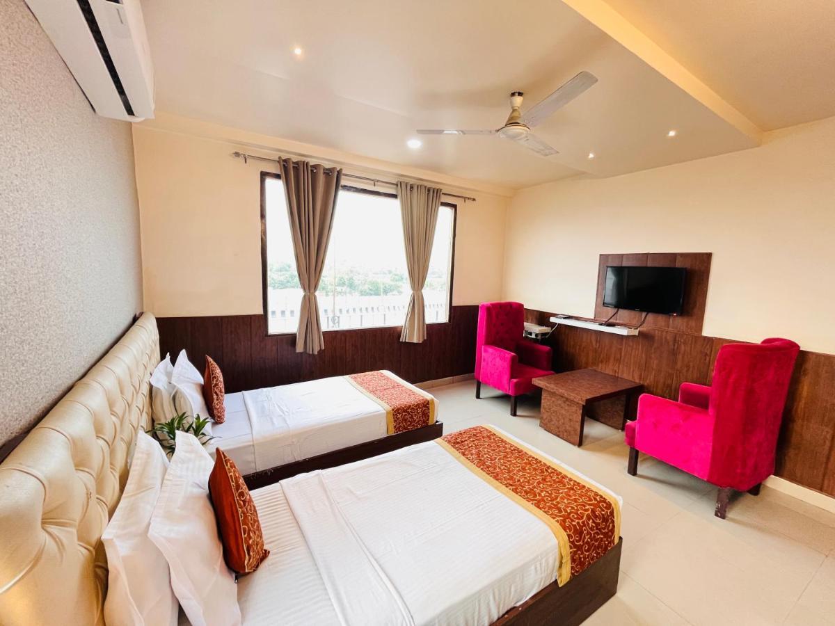Hotel The Leaf - Gomti Nagar Lucknow Exterior foto