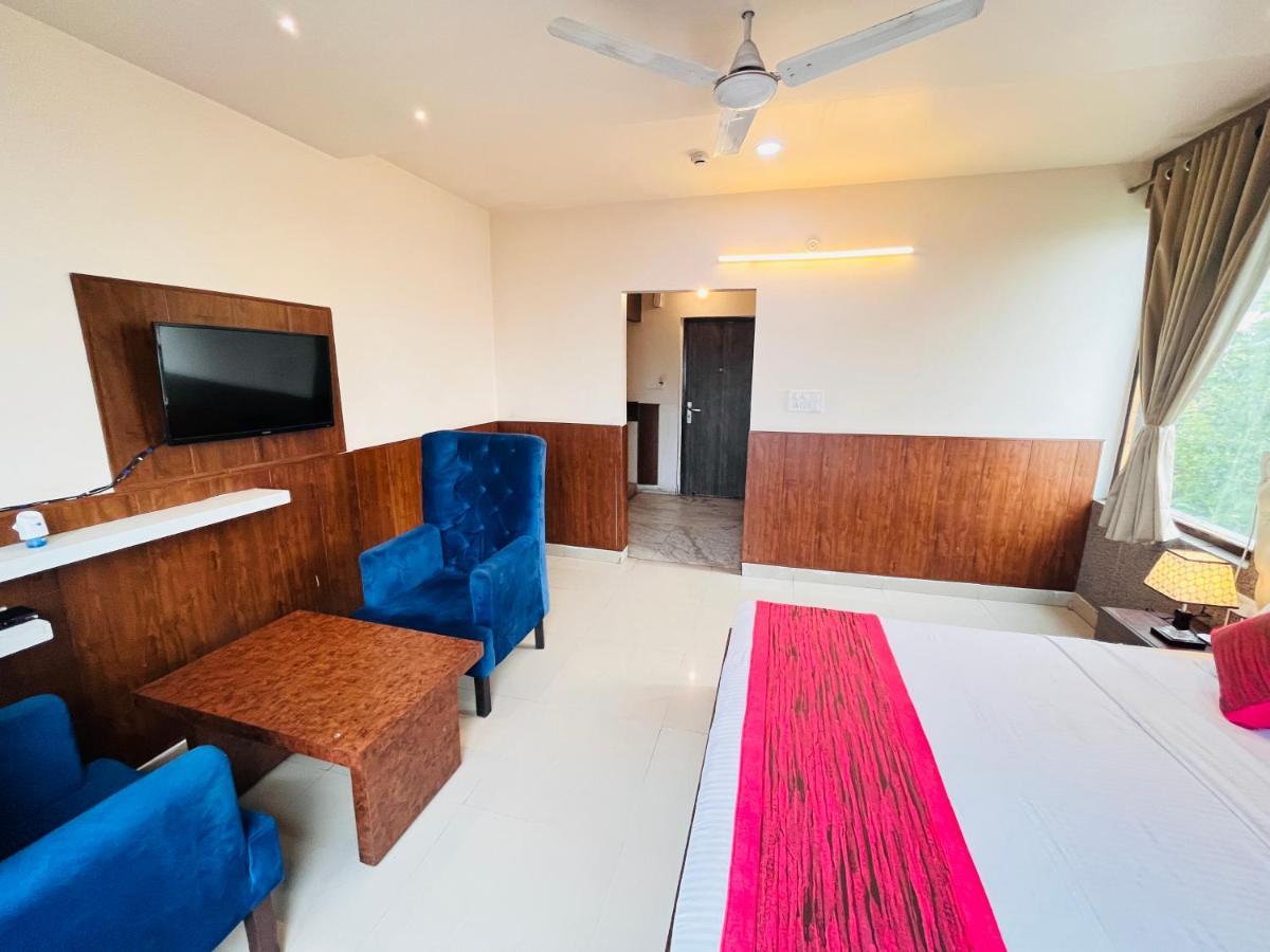 Hotel The Leaf - Gomti Nagar Lucknow Exterior foto